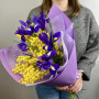 Букет из ирисов и мимозы фото 3